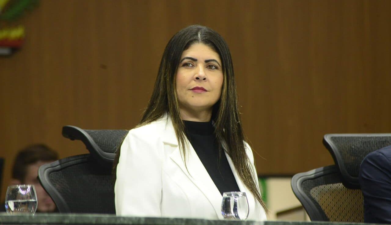 Diana Camargo pede redutor de velocidade e reforma em unidade de saúde