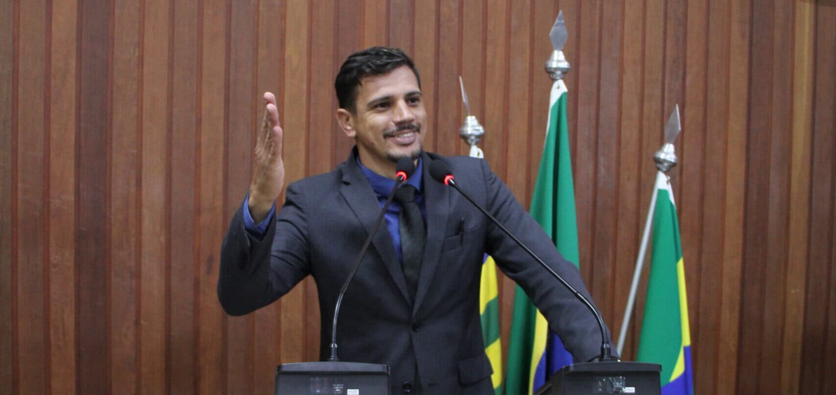 Thiago Cicinho solicita melhorias na iluminação pública em bairros de Trindade